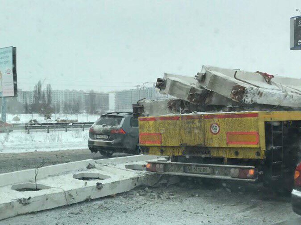 На кольцевой дороги в Киеве с грузовика упала строительная ферма (ФОТО)