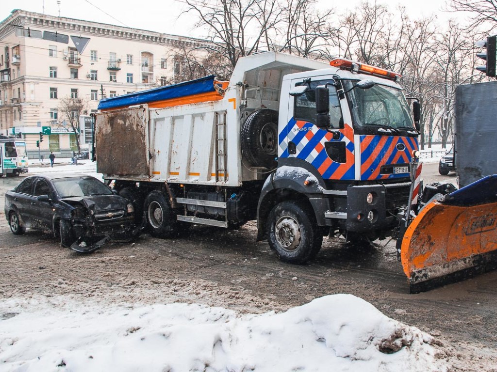 В Днепре снегоуборочная машина протаранила две иномарки (ФОТО)