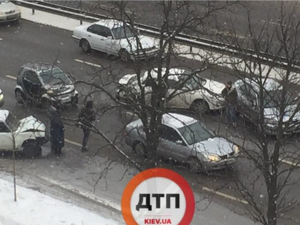 Крупное ДТП в Киеве: на проспекте столкнулись четыре автомобиля (ФОТО)