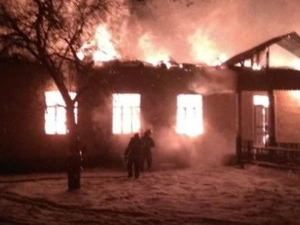 Под Киевом дотла сгорел заброшенный дом культуры (ФОТО)