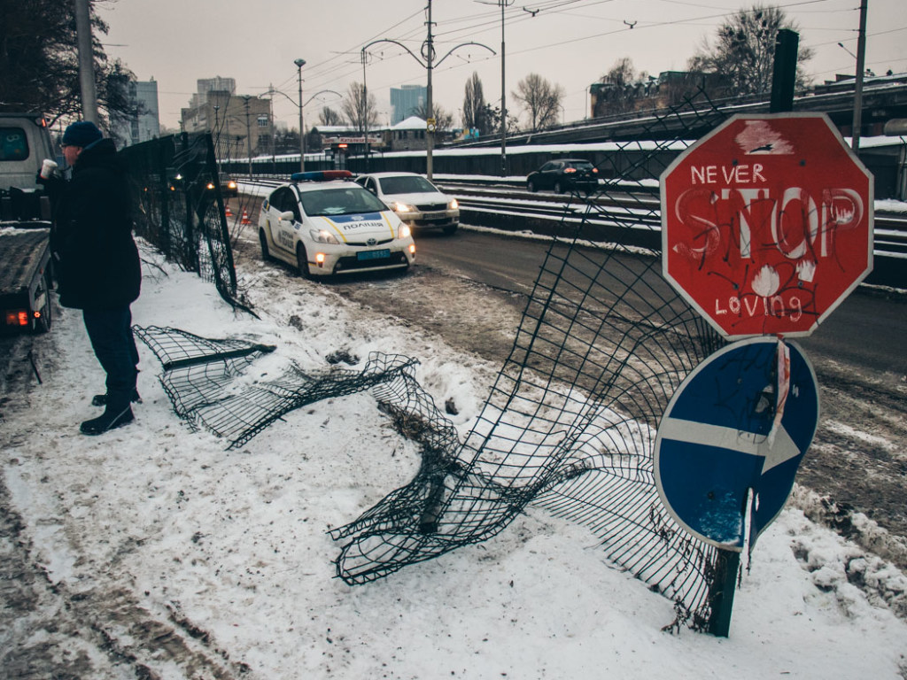 В Киеве водитель Citroen свалил ограждение: авто перевернулось (ФОТО)