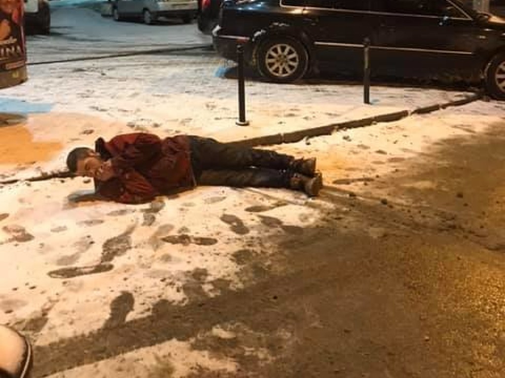 В Одессе парню стало плохо на морозе, но люди не спешили поднимать его с земли (ФОТО)