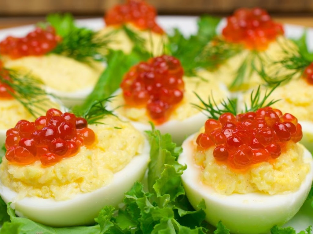 Рецепт дня: Фаршированные яйца с красной икрой
