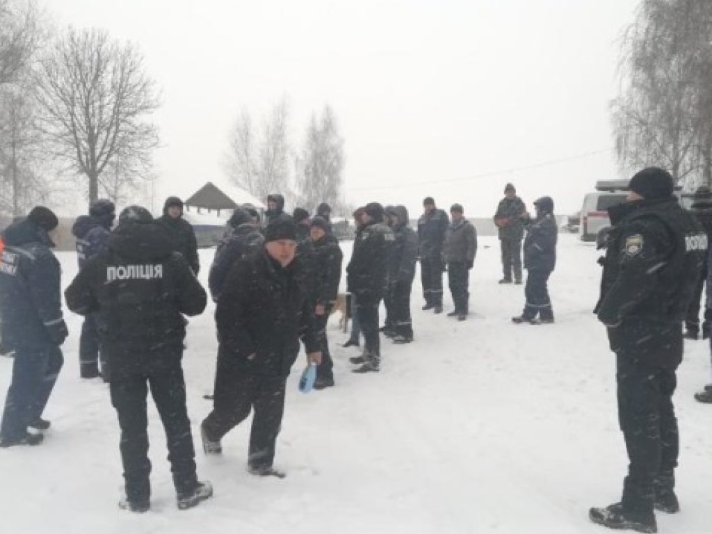 На Киевском водохранилище под лед провалились двое мужчин: пропавших еще не нашли (ФОТО)