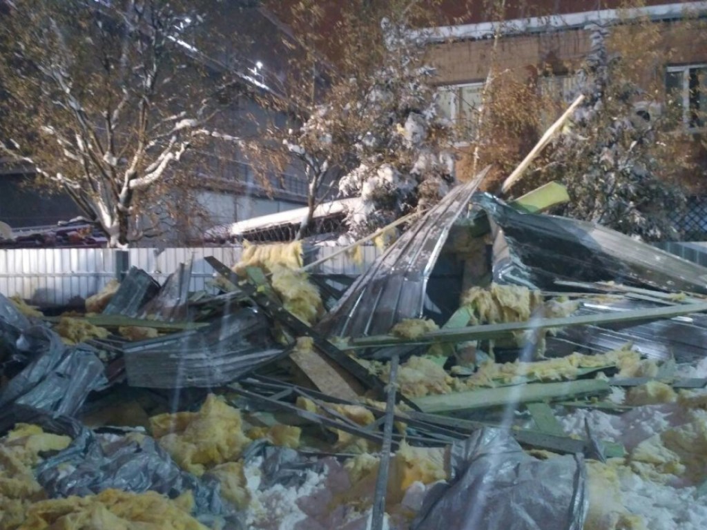 Обвал крыши торгового павильона в Харькове: ГСЧС опубликовала видео ЧП