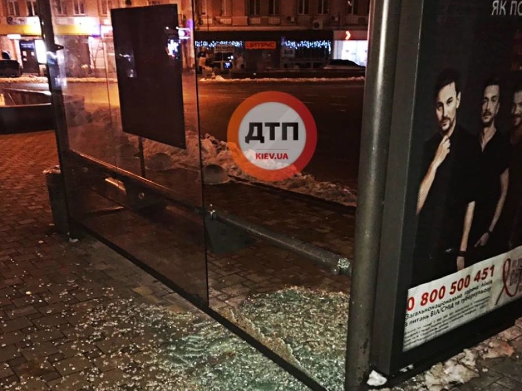 Неизвестные разнесли остановку у станции метро «Площадь Льва Толстого» в Киеве (ФОТО)