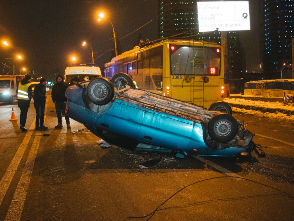 В Киеве на мосту Daewoo зацепилось за кабель и перевернулось на крышу (ФОТО, ВИДЕО)