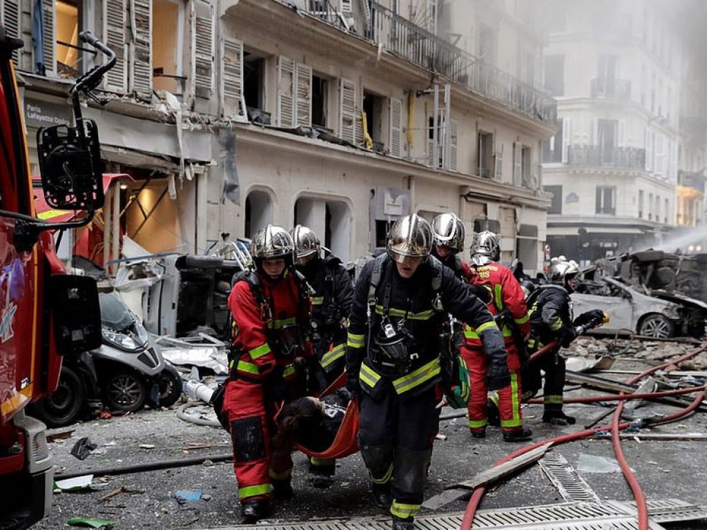 Мощный взрыв в центре Парижа: фото и видео с места ЧП