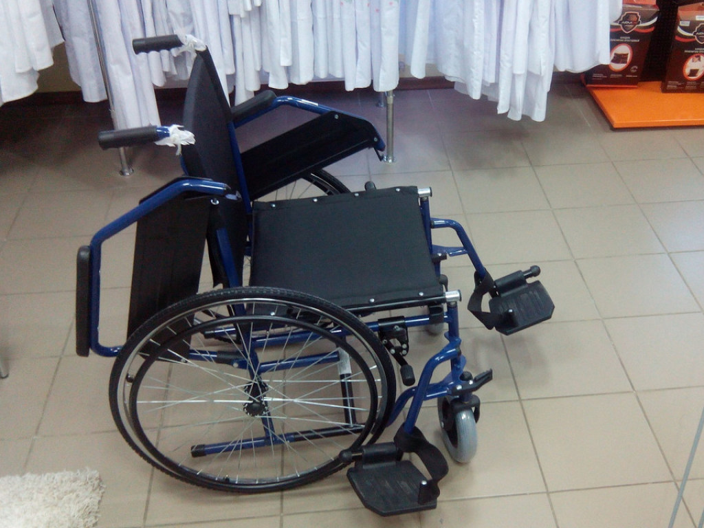 «Просто шок»: В столичной больнице инвалидную коляску сделали из обыкновенного стула (ФОТО)
