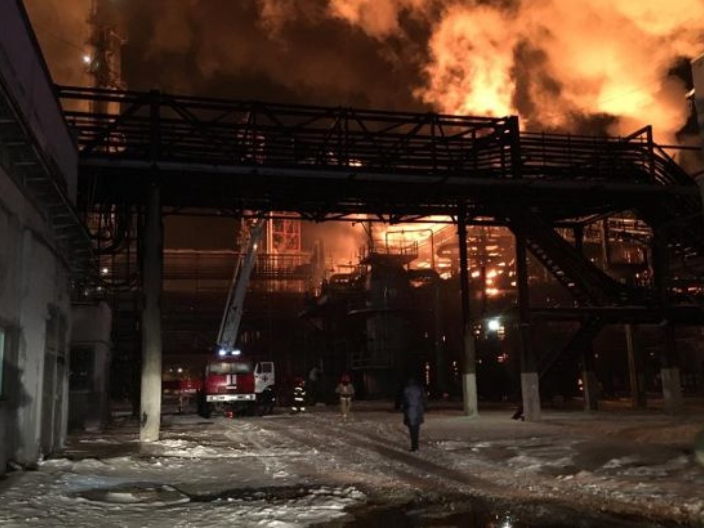 В Калуше произошел пожар на заводе по переработке нефтепродуктов (ФОТО, ВИДЕО)