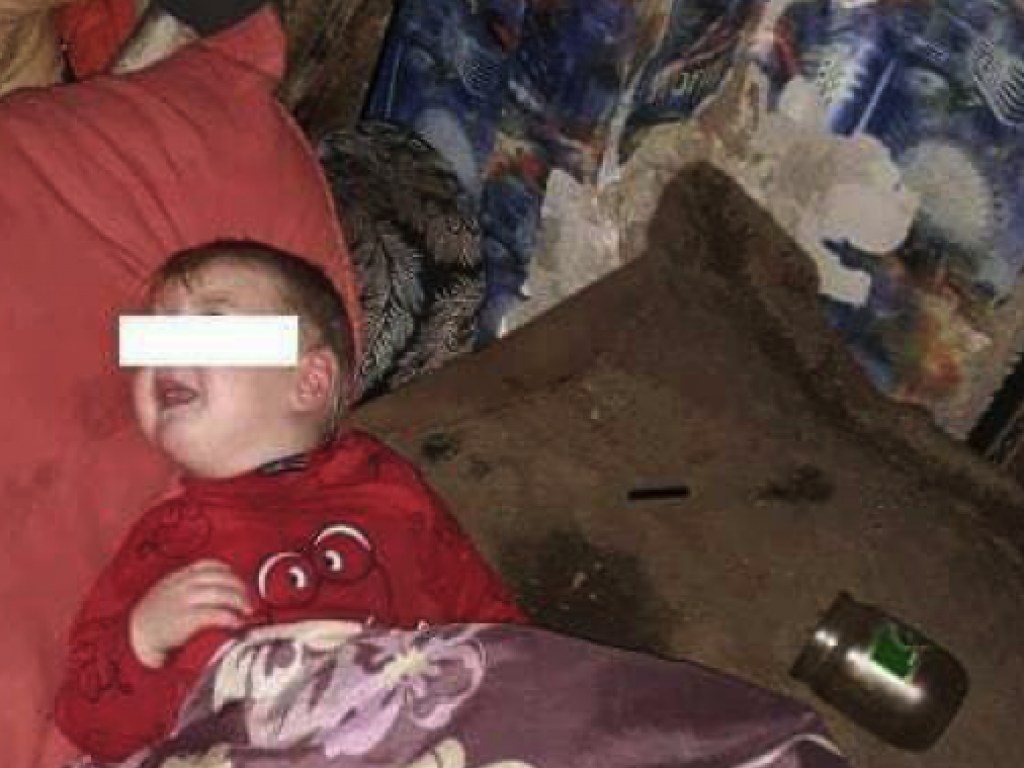 Две недели праздновали Новый год: У родителей-алкоголиков в Харькове забрали троих детей (ФОТО)