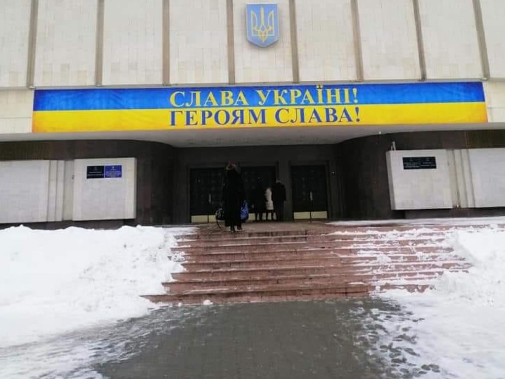 Дворники на каникулах: ЦИК в Киеве некому убирать от снега (ФОТО)