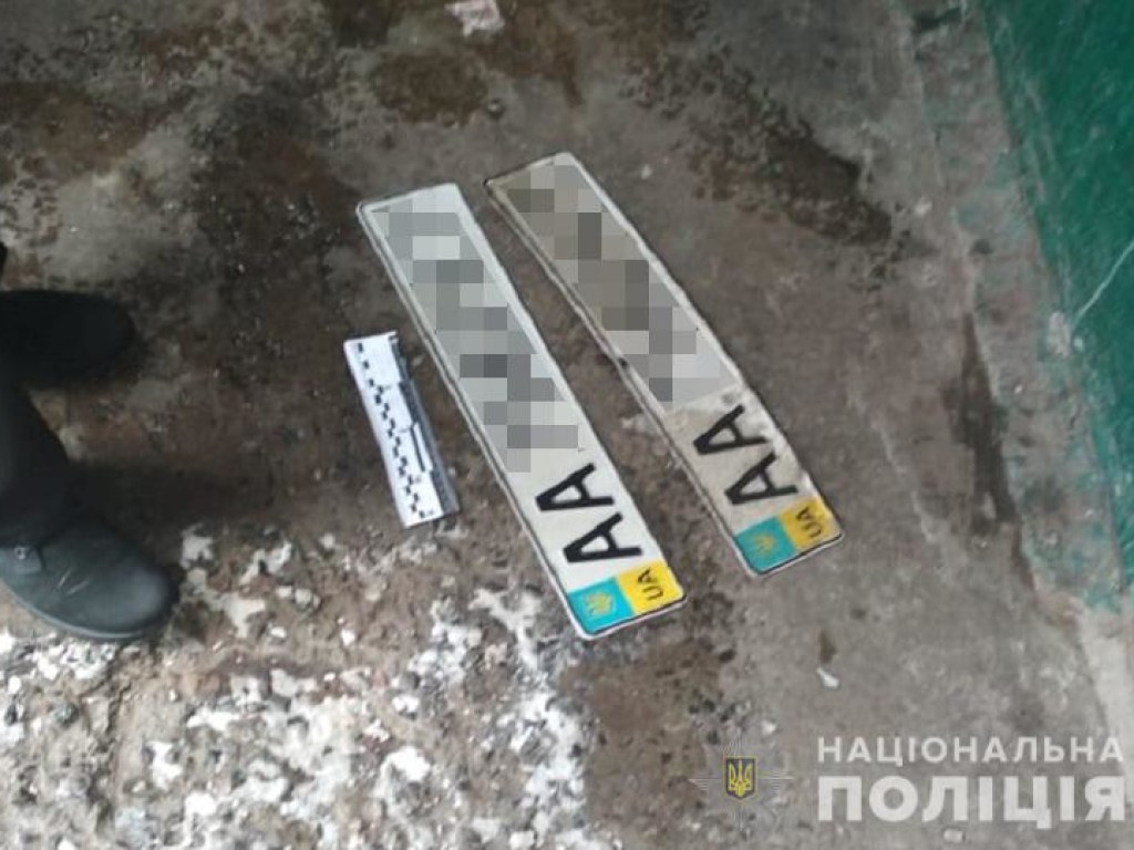 30-летний киевлянин воровал номерные знаки у авто и требовал за них выкуп (ФОТО)