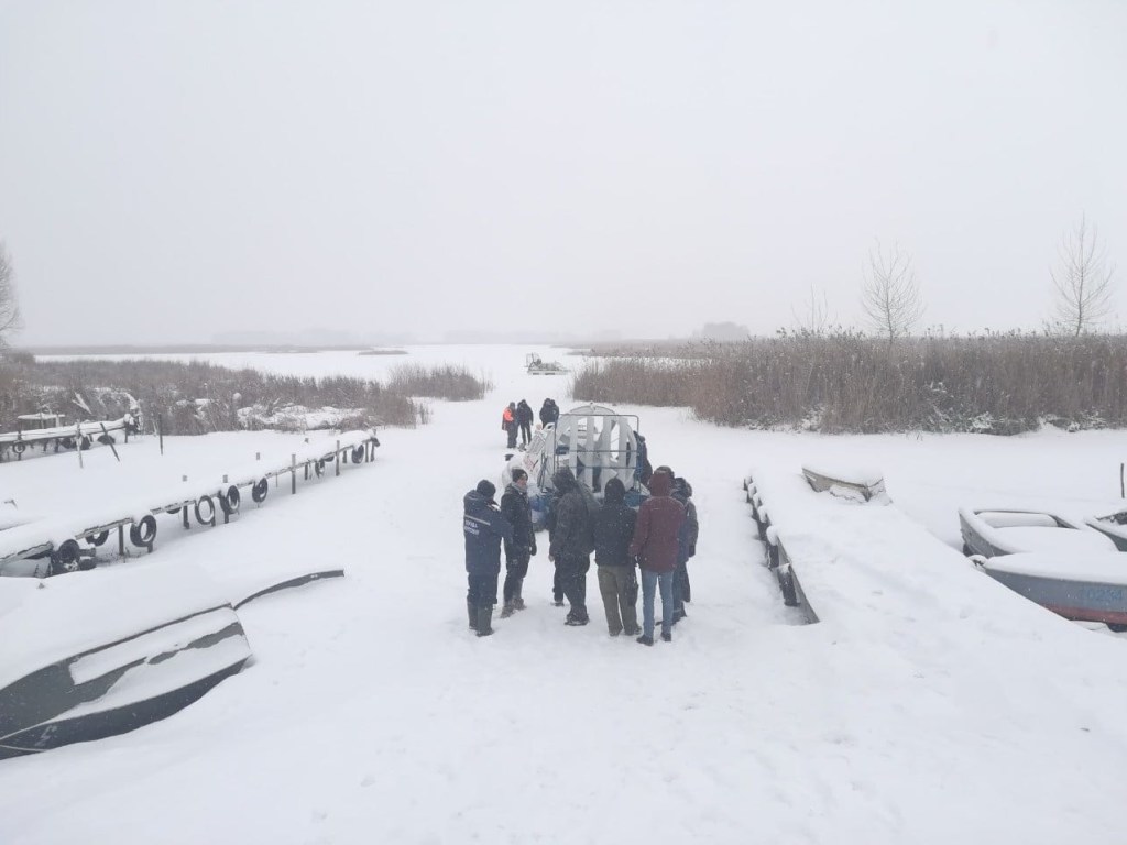 На Киевском море рыбаки на снегоходе провалились под лед: выбрался только один (ФОТО)