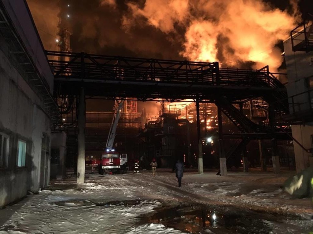 На Прикарпатье произошел масштабный пожар на химическом заводе: все подробности (ФОТО, ВИДЕО)
