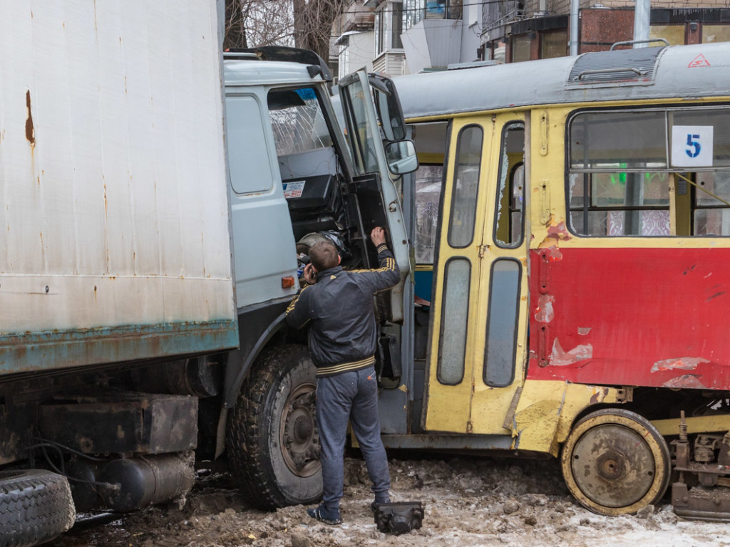 Отказали тормоза: В Днепре грузовик протаранил трамвай (ФОТО, ВИДЕО)