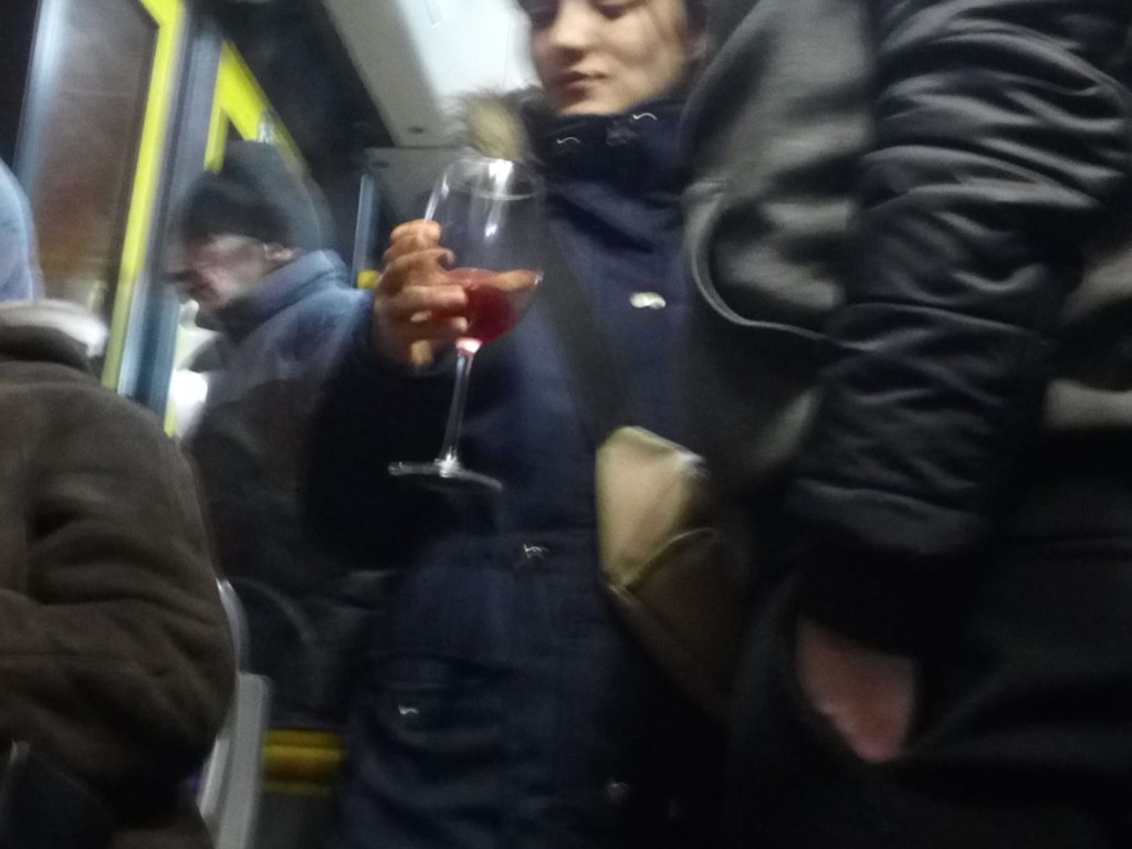В Киеве в забитом автобусе девушка пила вино из бокала (ФОТО)