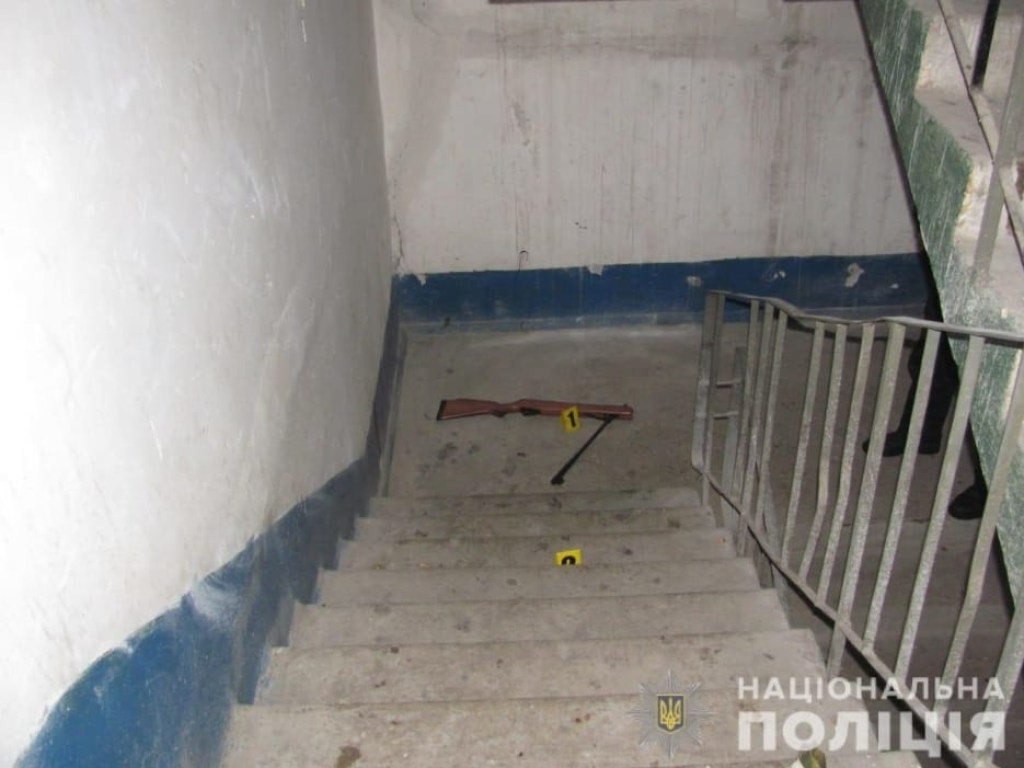 На Днепропетровщине мужчина с 11-летним ребенком в квартире и оружием в руке не пускал жену домой (ФОТО)