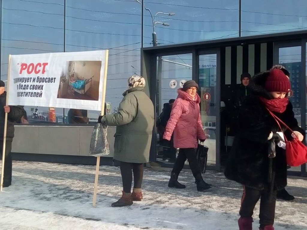 В Харькове местные жители пикитеруют супермаркет, в котором травмировалась женщина (ФОТО)