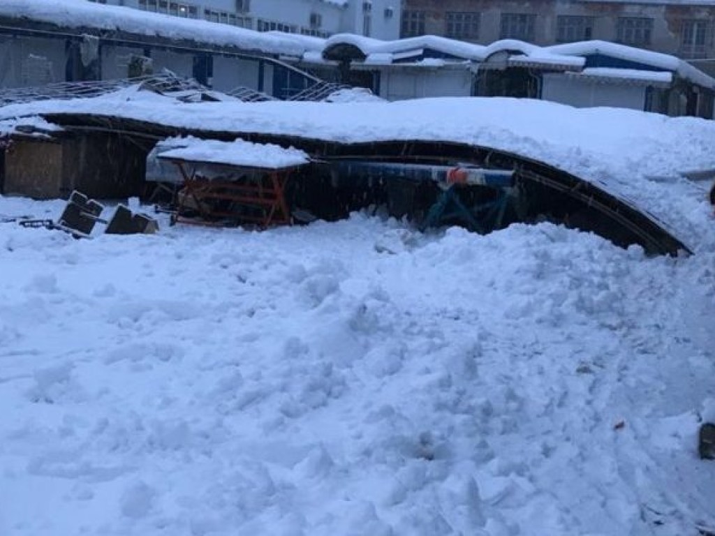 На Закарпатье из-за снегопада рухнул павильон на рынке (ВИДЕО)