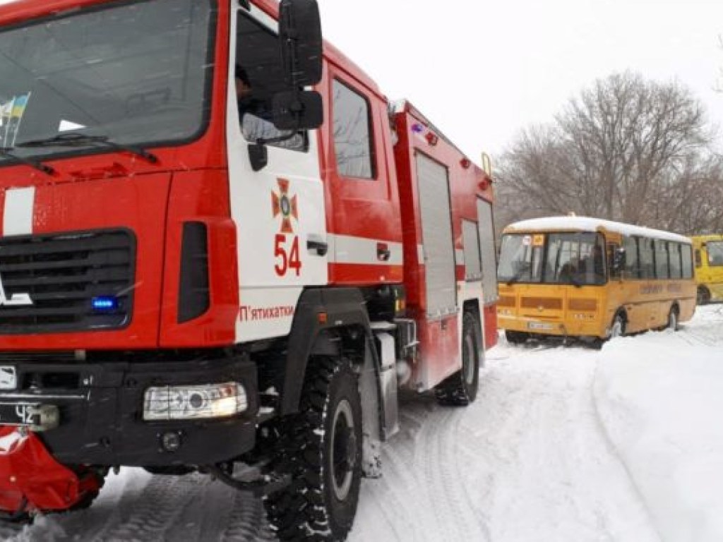 Из сугроба на Днепропетровщине вытащили автобус со школьниками (ФОТО)