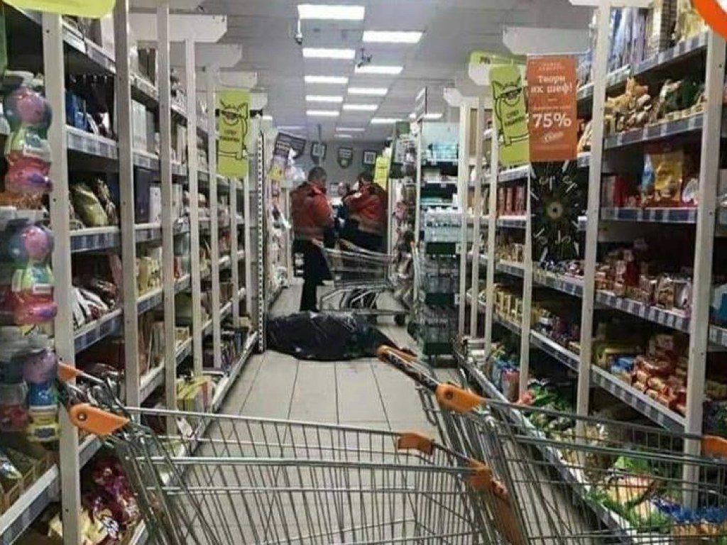 В Киеве в супермаркете на Оболони умер посетитель (ФОТО)