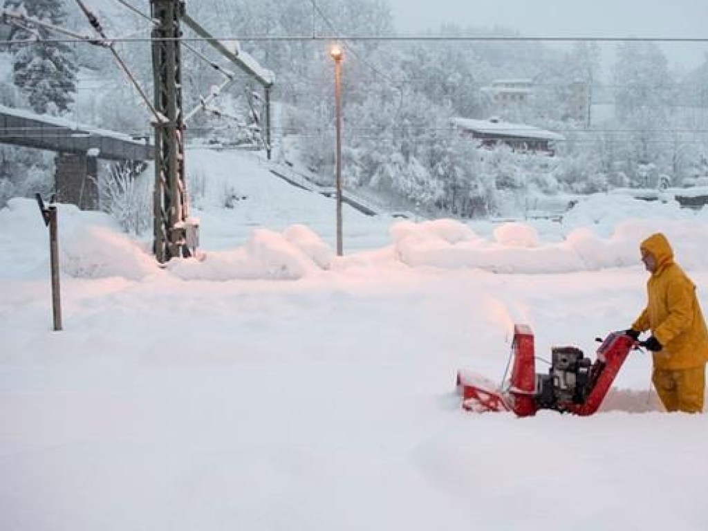 Из-за снегопадов в Австрии 17 тысяч туристов оказались отрезанными от внешнего мира