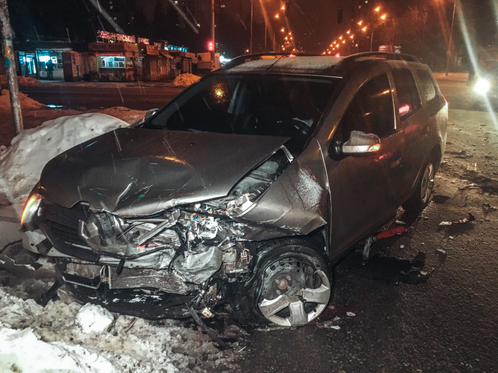 В Киеве на Соломенке такси Uber влетело в иномарку: пострадал ребенок (ФОТО, ВИДЕО)