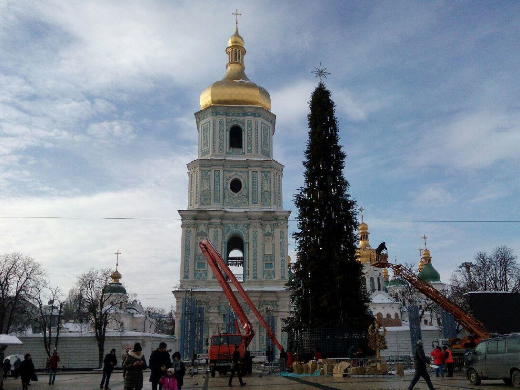 В Киеве начали демонтаж главной елки