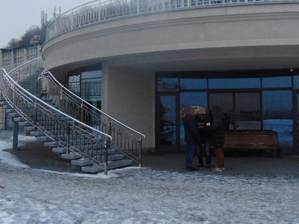 В Киеве грабители приковали прохожего наручниками к перилам лестницы (ФОТО)