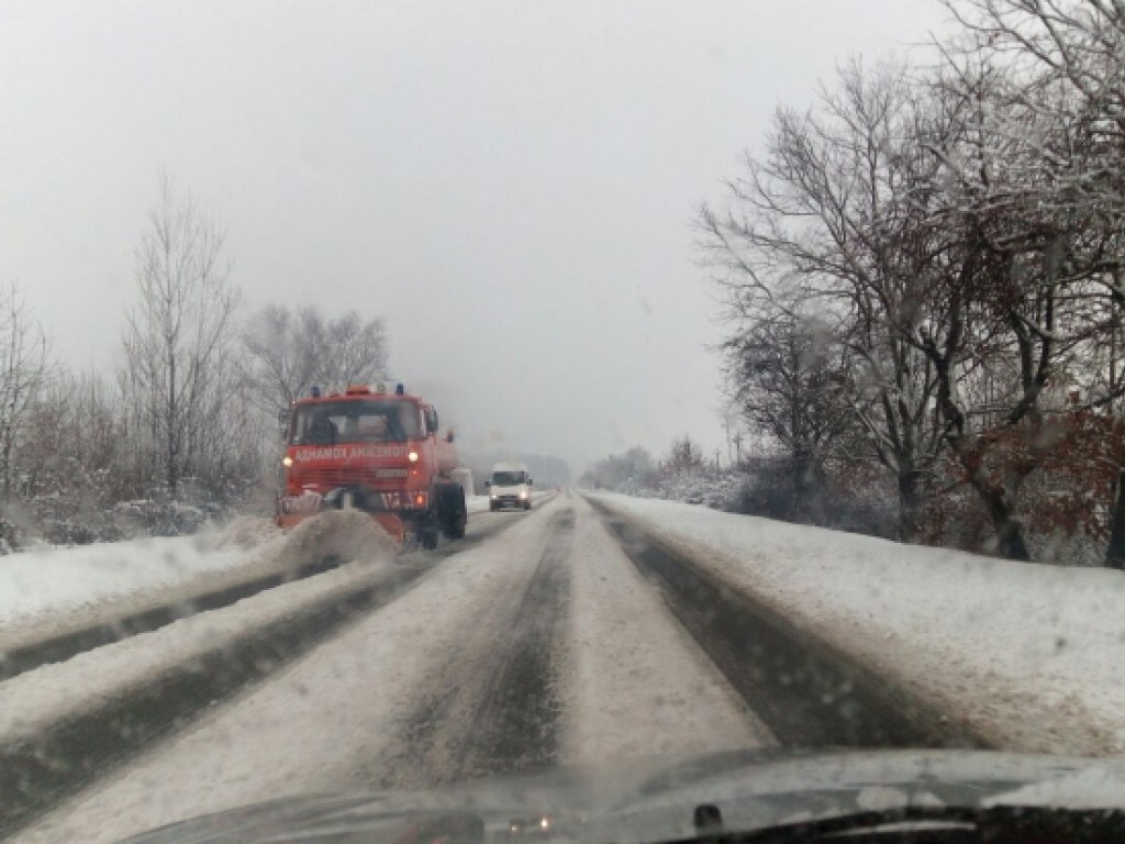 На Закарпатье транспортный коллапс из-за сильного снегопада (ФОТО)