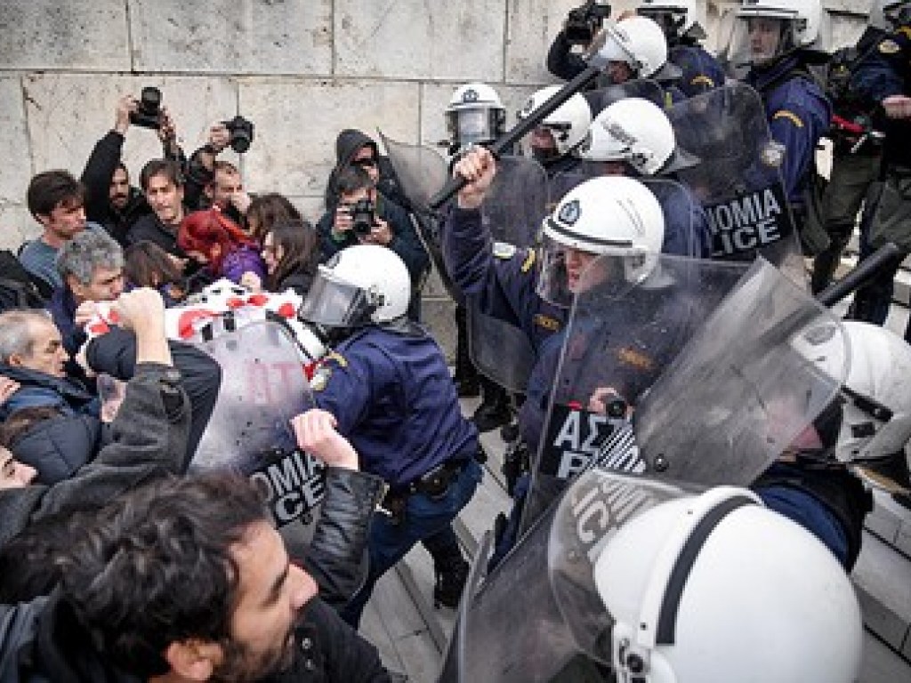 Протесты в Греции: учителя вновь подрались с полицией