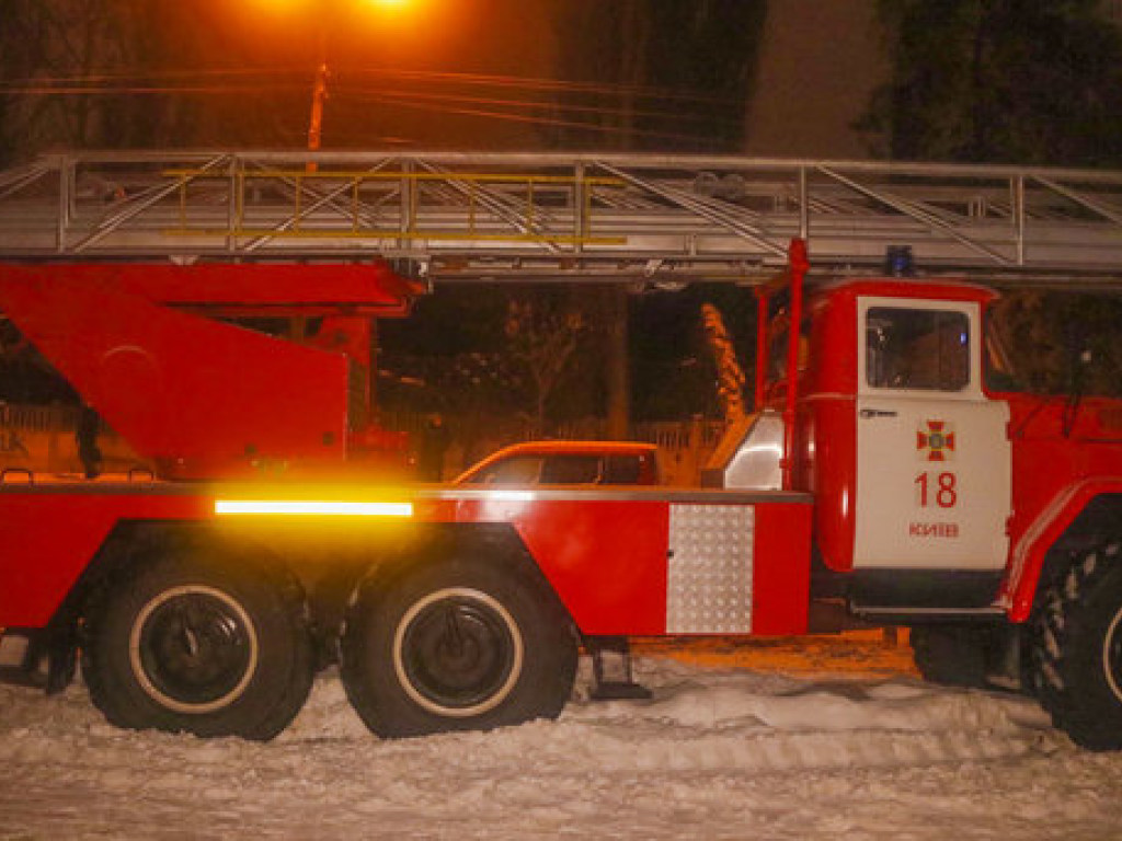 В Киеве на Шулявке произошел пожар: в многоэтажном здании люди оказались в ловушке ( ФОТО, ВИДЕО)