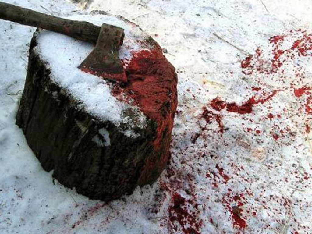 Житель Сумской области зарубил топором двоих приятелей и тяжело ранил третьего