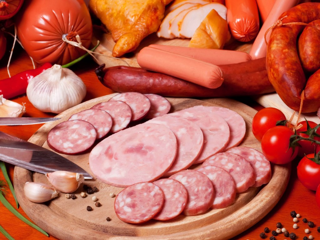 В вареных колбасах и сосисках зачастую заменяют сырье и применяют вредные Е-добавки &#8212; эксперт
