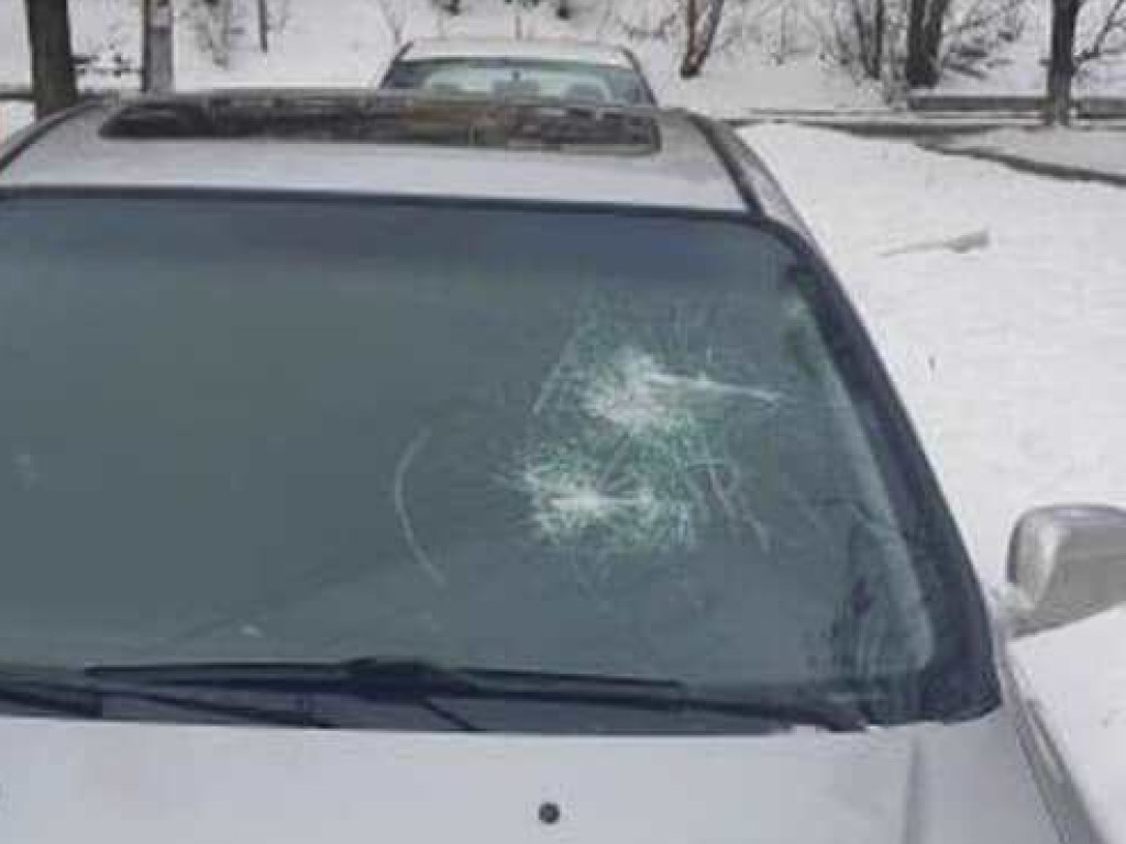 В Киеве мужчина арматурой разбил автомобиль Honda 