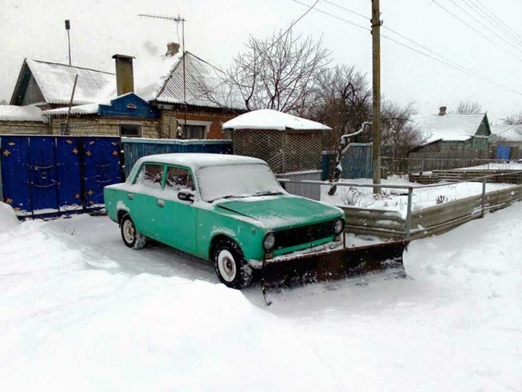 Под Харьков снег расчищает экстравагантный бульдозер (ВИДЕО)
