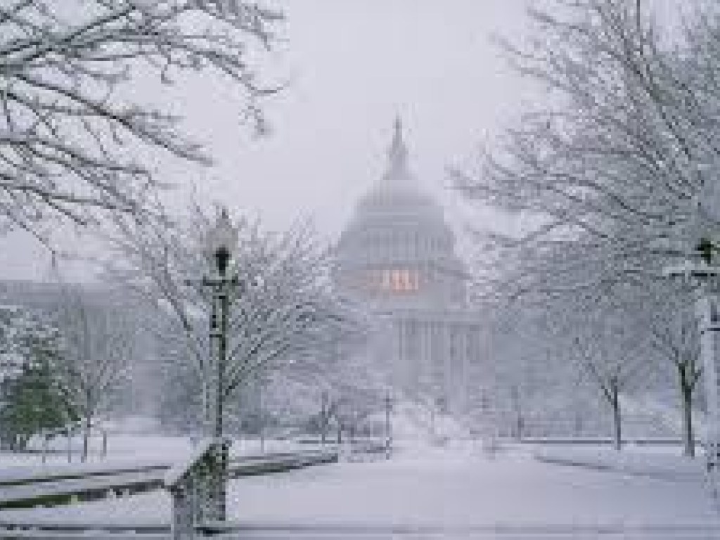На Вашингтон обрушился снежный шторм, закрыты школы и церкви (ВИДЕО)