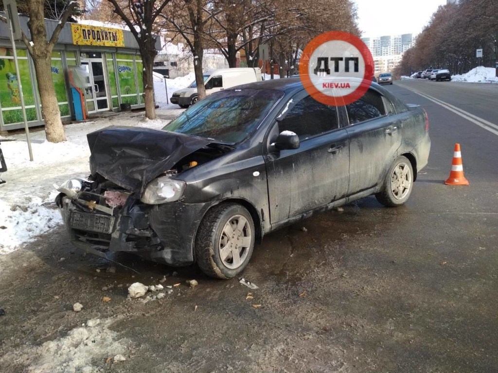 У станции метро «Демеевская» в Киеве столкнулись Hyundai и Chevrolet (ФОТО)