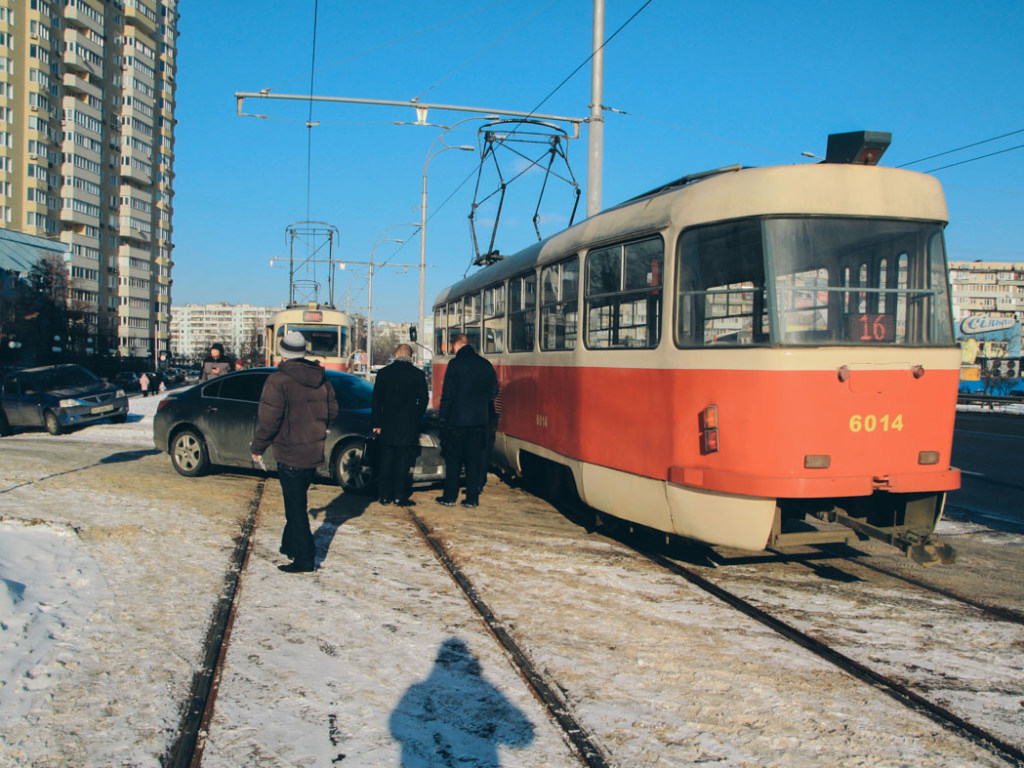 На Оболони в Киеве Opel врезался в трамвай с пассажирами (ФОТО, ВИДЕО)