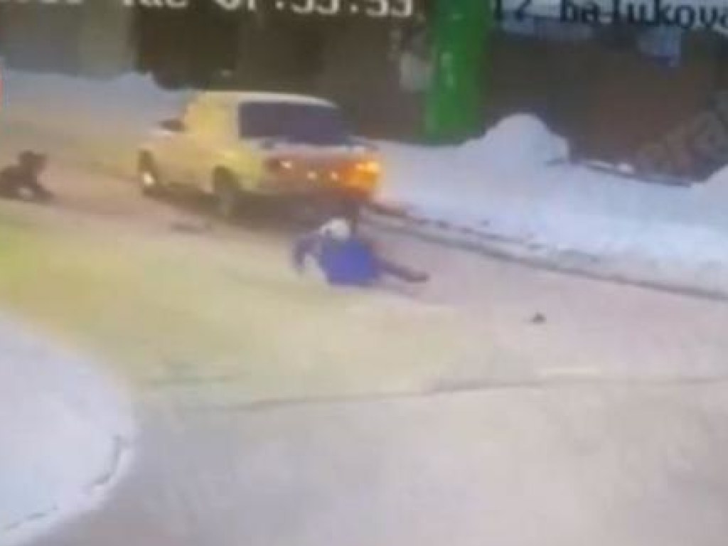 Под Киевом невнимательный водитель сбил маму с ребенком на «зебре» (ФОТО, ВИДЕО)
