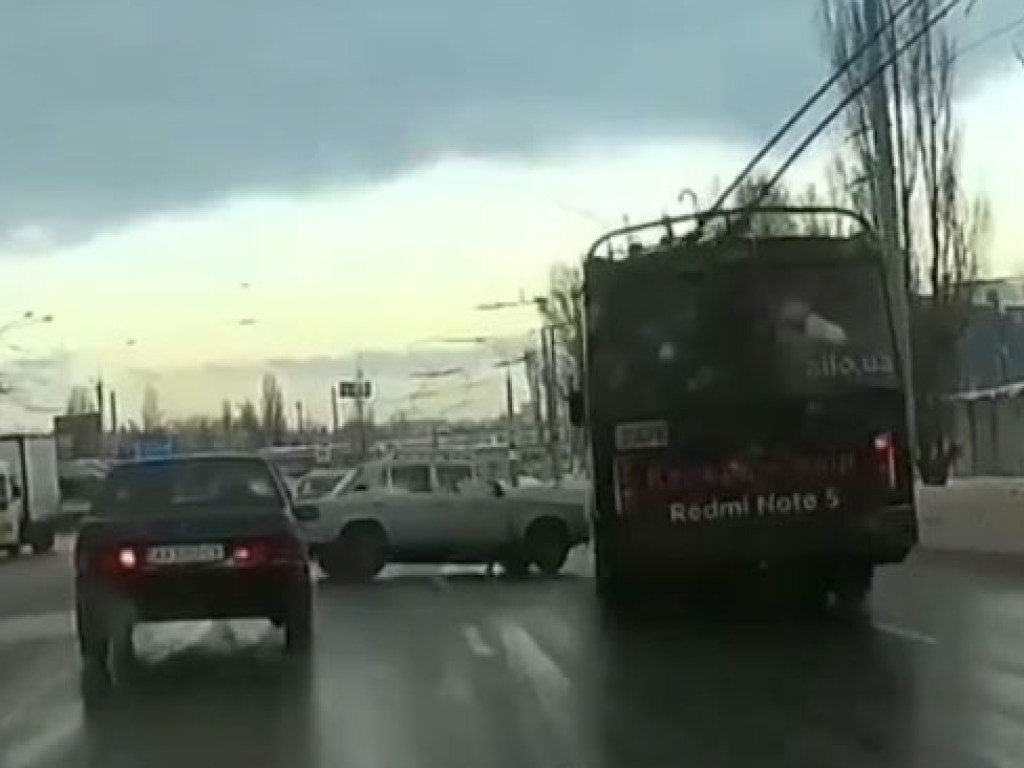 В Харькове легковушка врезалась в троллейбус (ВИДЕО)
