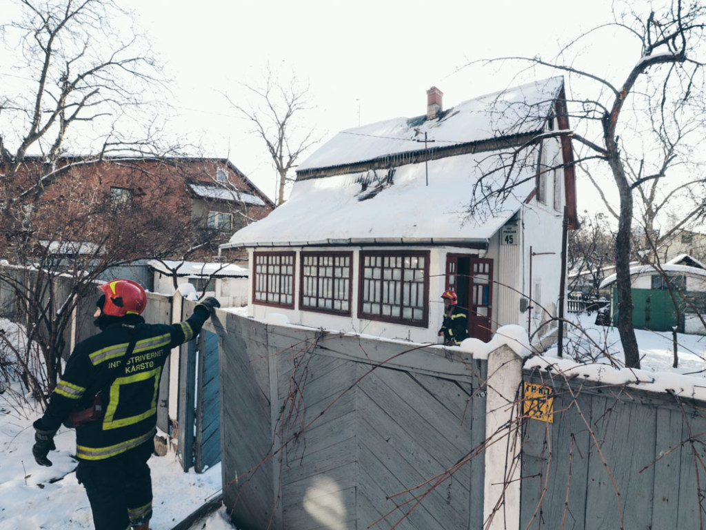 В Киеве произошел пожар в частном доме: спасатели нашли труп выпивавшего хозяина (ФОТО, ВИДЕО)