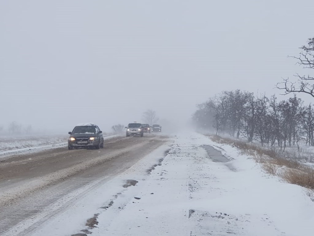 Снегопады заблокировали движение транспорта во Львовской области