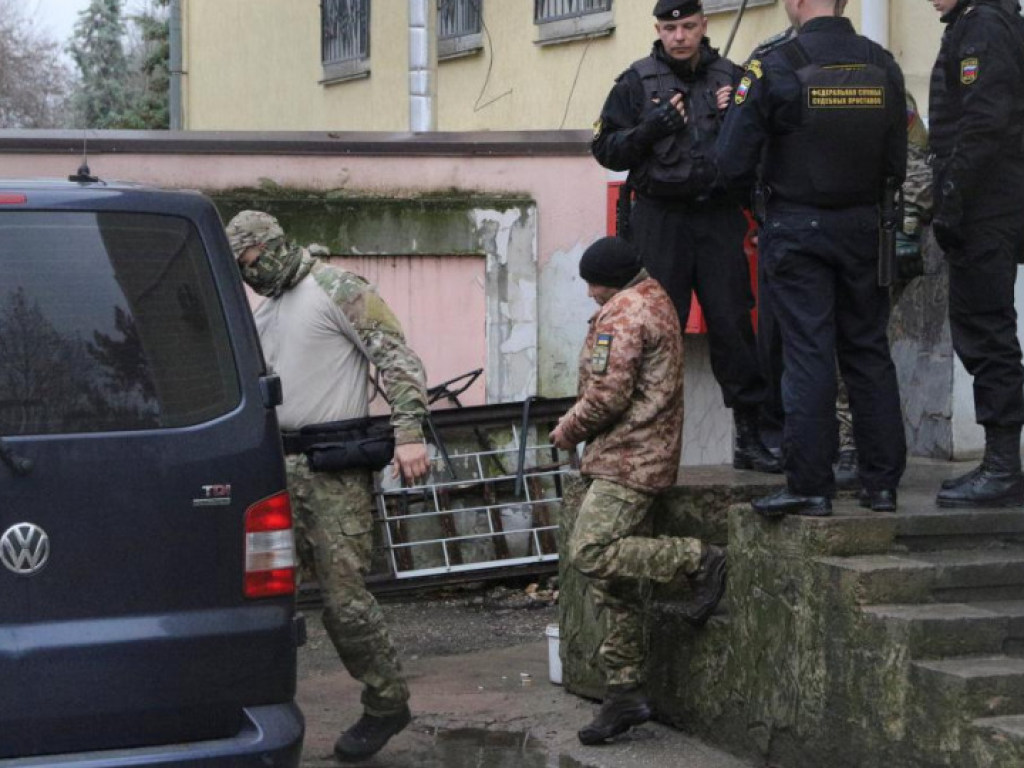В РФ продлили арест 12 украинским морякам