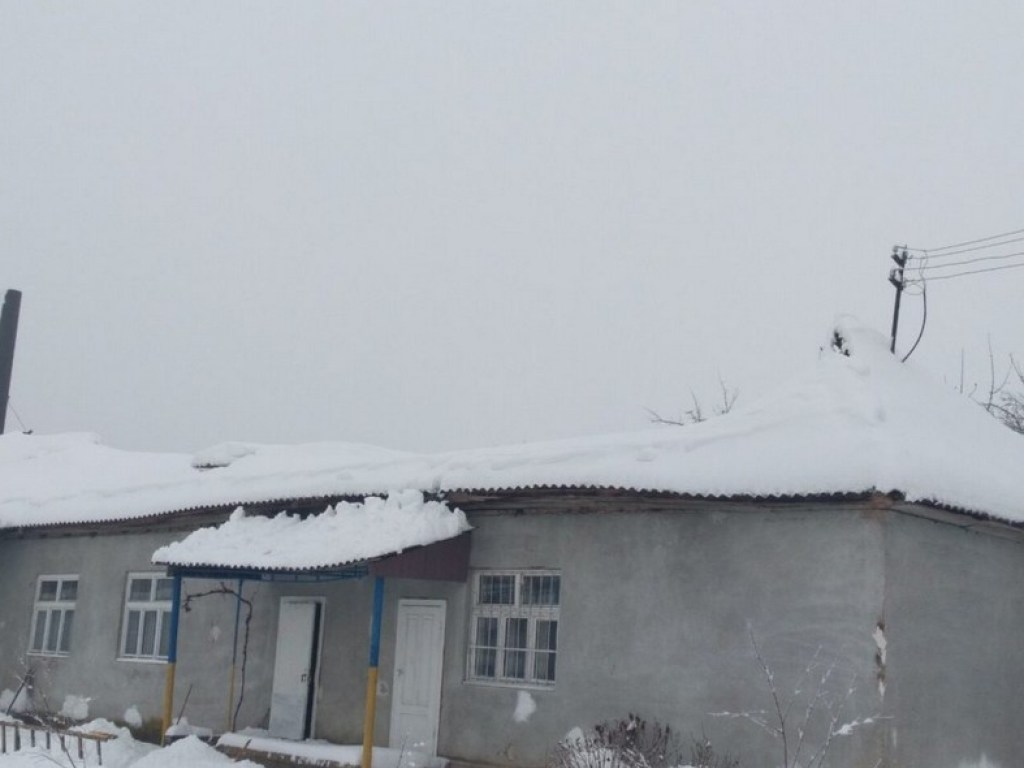 На Закарпатье крыша школы не выдержала обильных осадков (ФОТО)