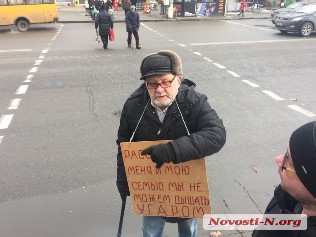 «Расстреляйте меня»: на площади в Николаеве Победы пенсионер устроил одиночный пикет (ФОТО, ВИДЕО)