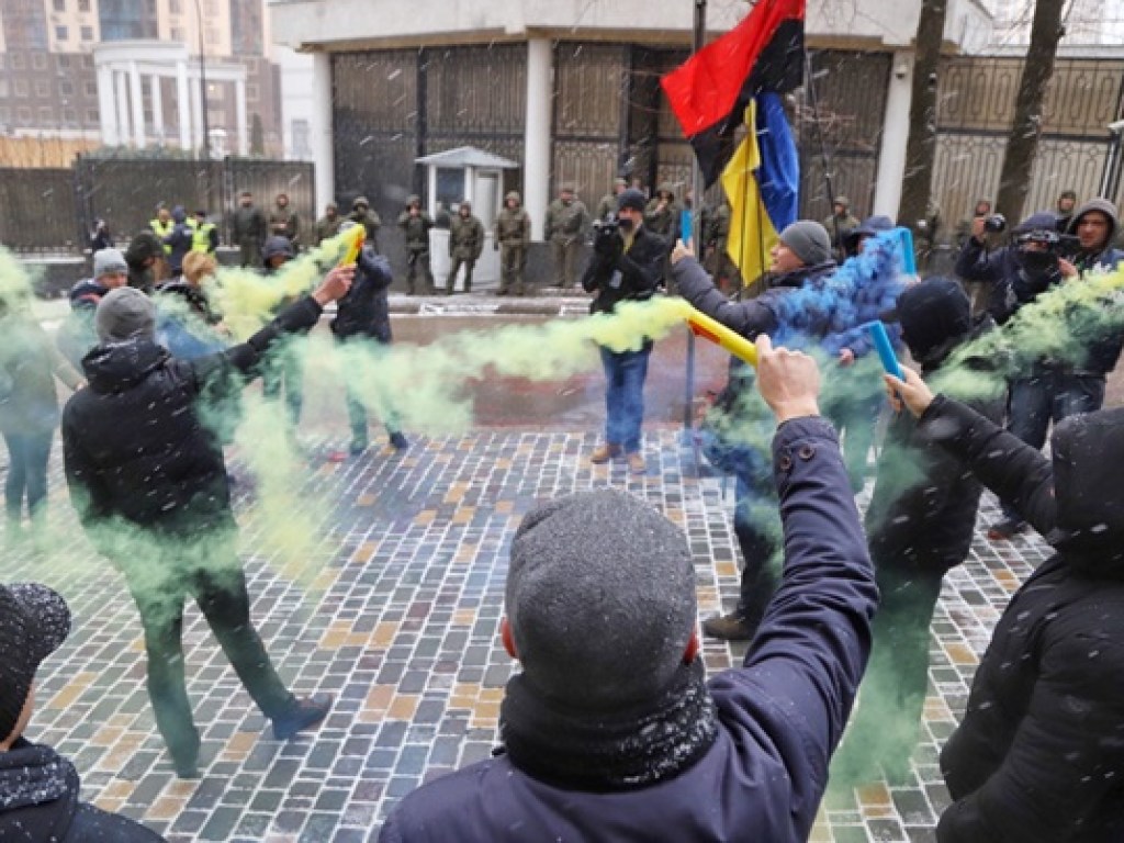 В Одессе под консульством РФ протестовали: полиция применила силу (ФОТО)