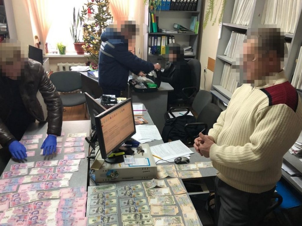 На Закарпатье сотрудник центра занятости попался на взятке в 6 тысяч гривен (ФОТО)