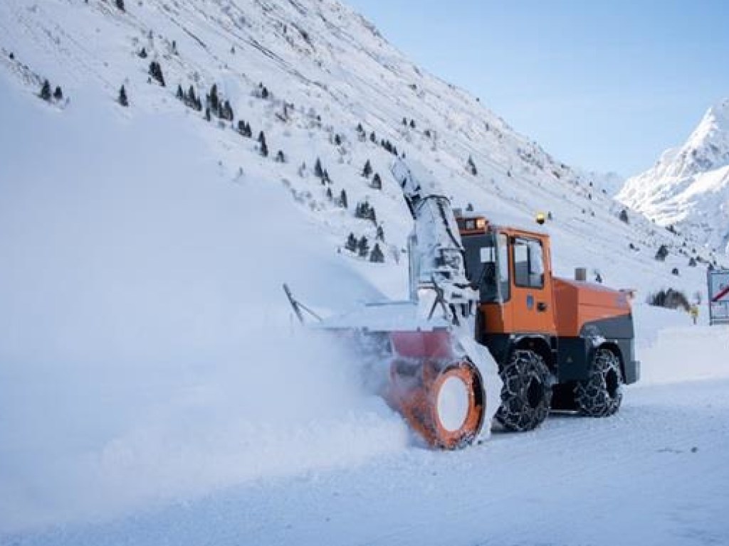 В горах Австрии выпало до 7 метров снега и засыпало отели (ВИДЕО)